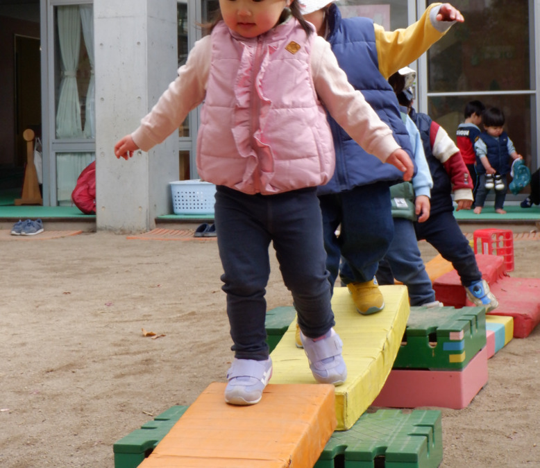 幼保連携型認定こども園 ニコニコ桜保育園（保育士の求人）の写真27枚目：前のお友達につづいて、しっかり渡ります