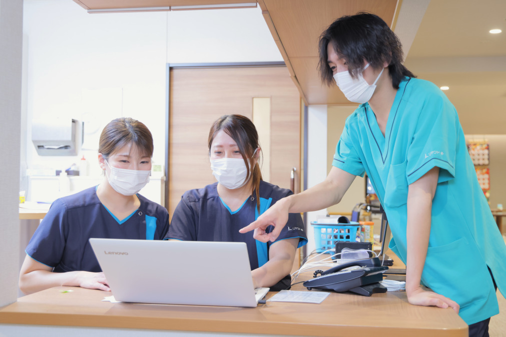 サービス付き高齢者向け住宅 リヤンドファミーユ(介護職/ヘルパーの求人)の写真2枚目:介護・看護が協力しながら日々の業務を行っています。