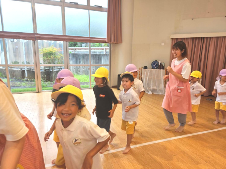 豊田花園幼稚園（幼稚園教諭の求人）の写真14枚目：遊戯室内での保育の様子