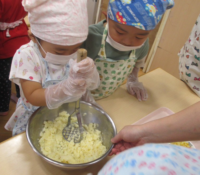 幼保連携型認定こども園 ニコニコ桜保育園（保育士の求人）の写真26枚目：じゃがいも、マッシャーでつぶしてサラダかな？コロッケかな？