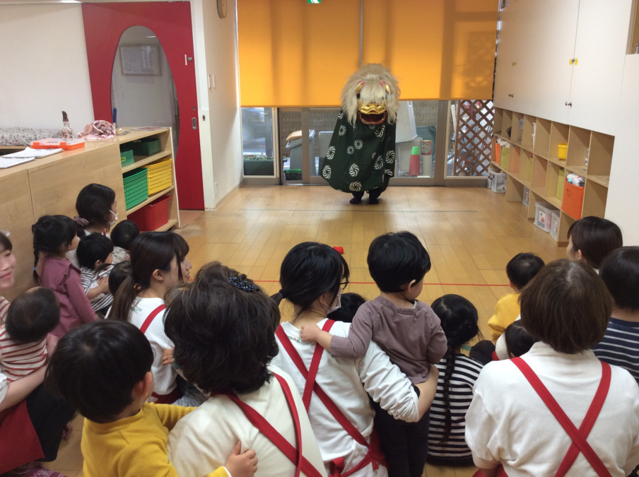 マグハウス都立大学（保育士の求人）の写真9枚目：お正月にはスタッフによる獅子舞パフォーマンス！