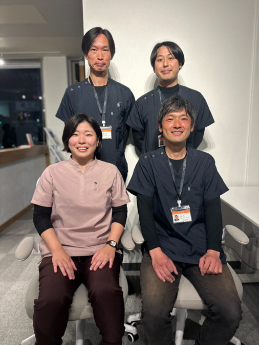 訪問鍼灸リハビリ　ウェルネス治療院（鍼灸師の求人）の写真2枚目：現在院長も含め治療スタッフは男性4名、女性2名です。