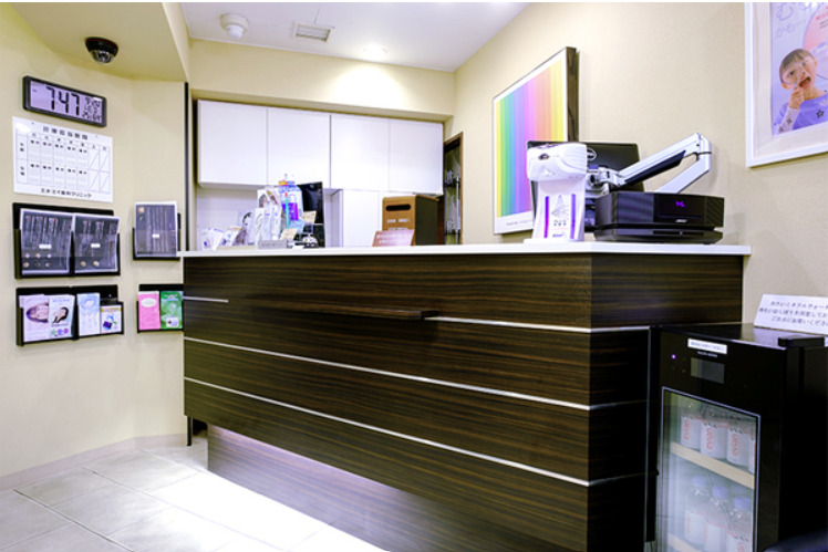 五反田エヌ・エイ歯科(歯科衛生士の求人)の写真5枚目:待合室も綺麗と清潔感を大事にしています♬