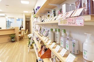 ひなた薬局（調剤事務の求人）の写真2枚目：木のぬくもりがあたたかい雰囲気の職場です