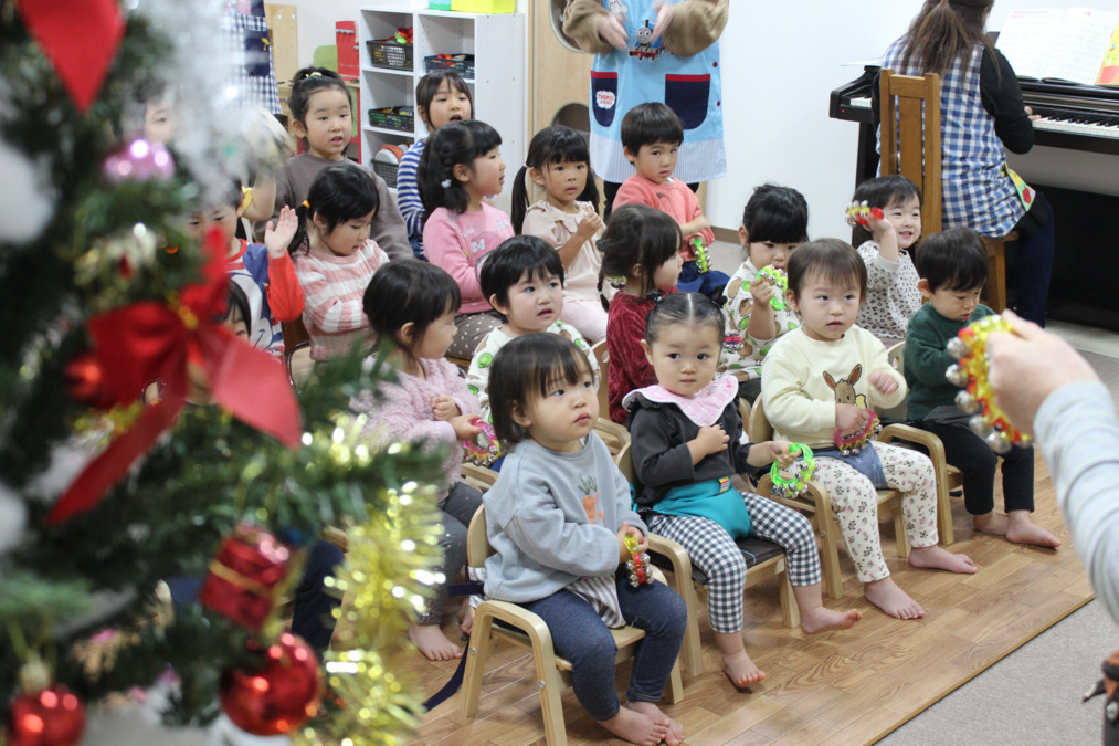 はなにこマロン保育園の写真2枚目：クリスマス会　楽器演奏