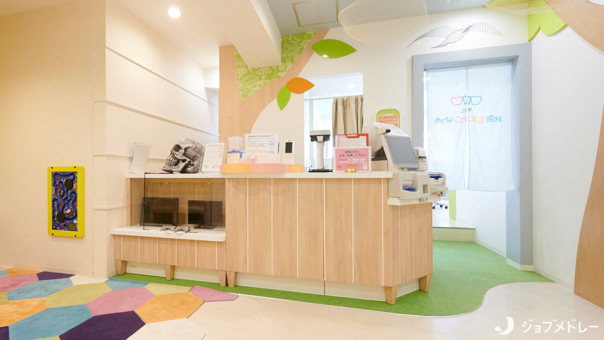 医療法人上本町おとな・こども矯正歯科（歯科衛生士の求人）の写真5枚目：ワクワクするカラフルなデザインの内装です
