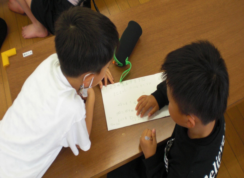 山上こどもの家（山上小学校区学童保育所）の写真3枚目：自由帳に計算問題を書いて勉強中