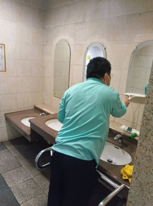 就労継続支援A型作業所 ハートジョブの写真7枚目：頑張って鏡をみがいています。