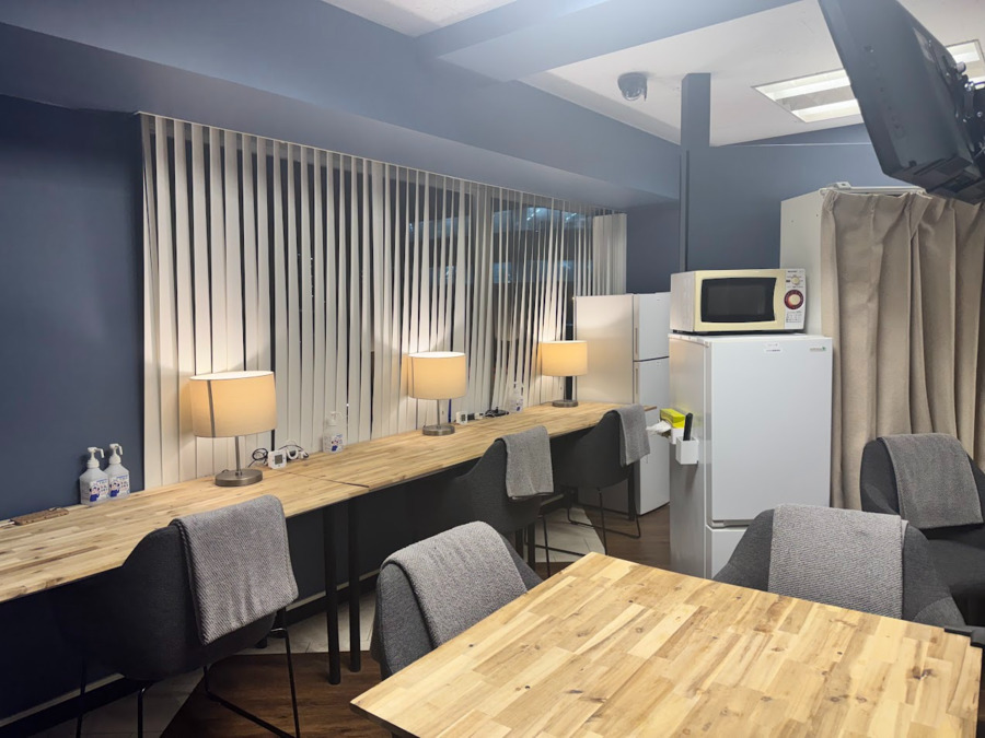 五反田エヌ・エイ歯科(歯科衛生士の求人)の写真8枚目:自慢の広々した控室になります♬手前は衛生士専用の冷蔵庫です。