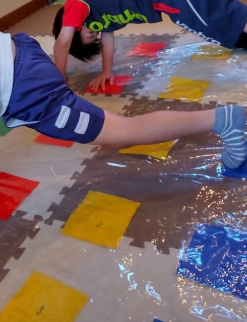 こども支援事業所つくしくらぶ（児童指導員/指導員の求人）の写真3枚目：室内運動