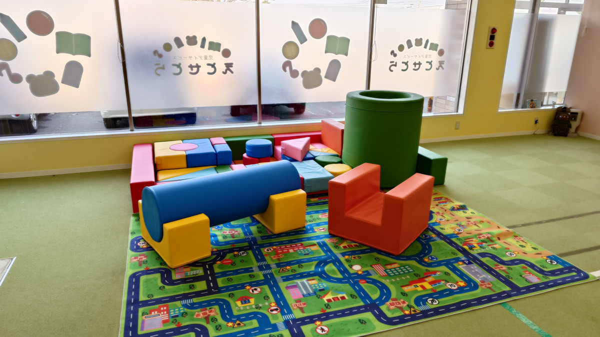 児童デイサービス えとせとら北広島(児童指導員/指導員の求人)の写真4枚目:クッション遊具コーナーがあります。