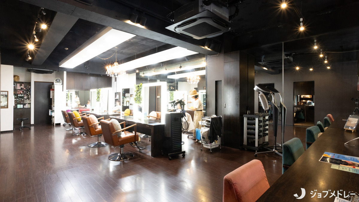 bless hair＆spa with dog - HIGASHI TOTSUKA -（美容師の求人）の写真9枚目：メインフロアは木目調の落ち着いた空間です