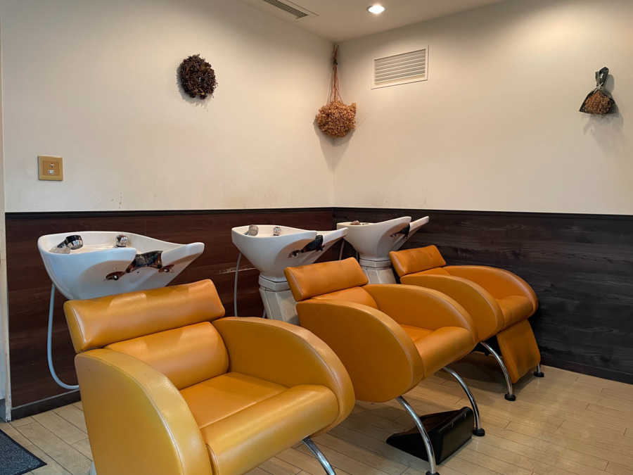 髪切処一美容室(美容師の求人)の写真2枚目:バックシャンプー台。椅子も移動可能なので、車椅子のお客様にも対応可能です。