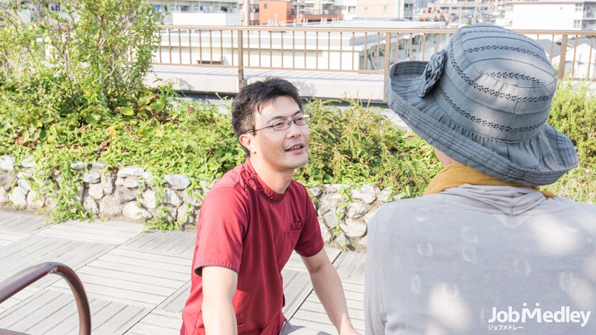 もみの樹・練馬（介護職/ヘルパーの求人）の写真2枚目：外でのお散歩