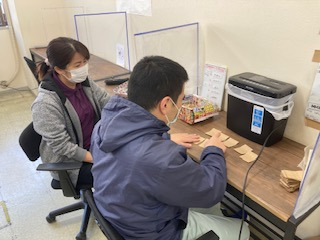 SunSun(生活支援員の求人)の写真2枚目:ご利用者の作業風景