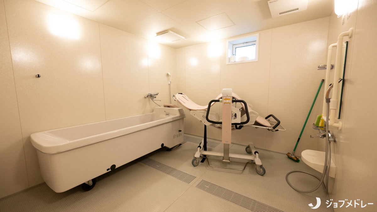 住宅型有料老人ホーム アミカの郷船橋塚田(介護職/ヘルパーの求人)の写真7枚目:お身体の状態に関わらず快適に入浴できる設備を整えています