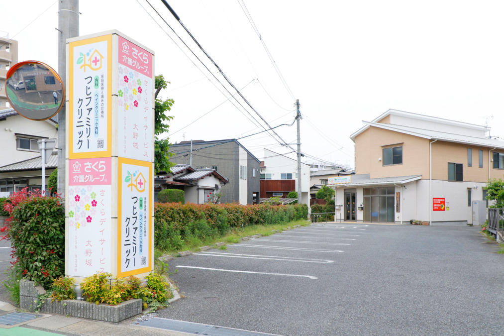 つじファミリークリニック（医療事務/受付の求人）の写真5枚目：駅近ですが、車の方でも受診しやすいよう、駐車場を用意しています。