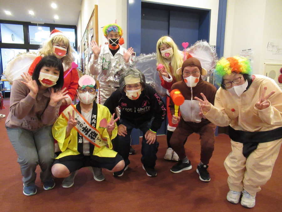 通所リハビリテーション　ルーエハイム（介護職/ヘルパーの求人）の写真6枚目：イベント時には、ご利用者に楽しんでもらえるよう、職員も仮装して盛りあげます。