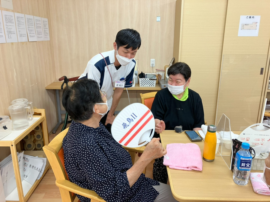 リハビリ型デイサービス　きたえるーむ大阪今里店（生活相談員の求人）の写真3枚目：和気あいあいとした雰囲気です！