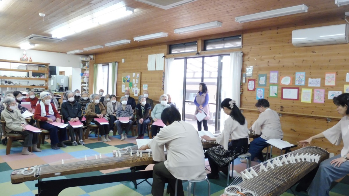ネットワーク愛知デイサービス活き生き（介護職/ヘルパーの求人）の写真11枚目：琴の演奏会風景