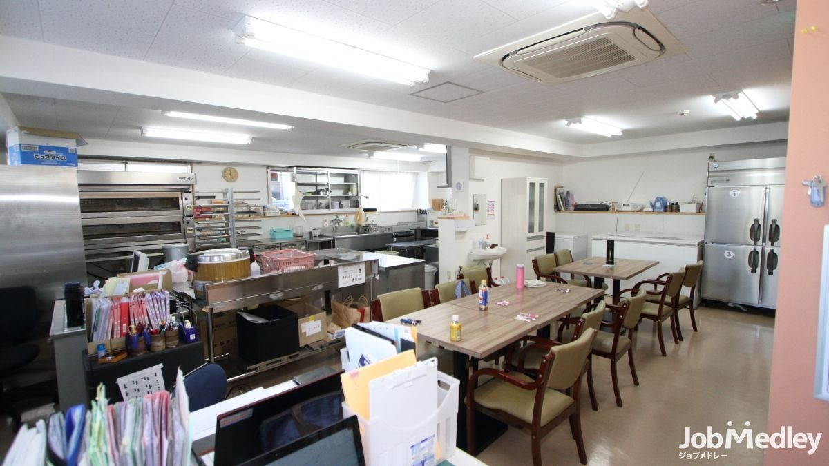 就労継続支援多機能型事業所ピュアハーモニーの写真5枚目：障がいのある方々と、美味しいお菓子やお惣菜を作っています
