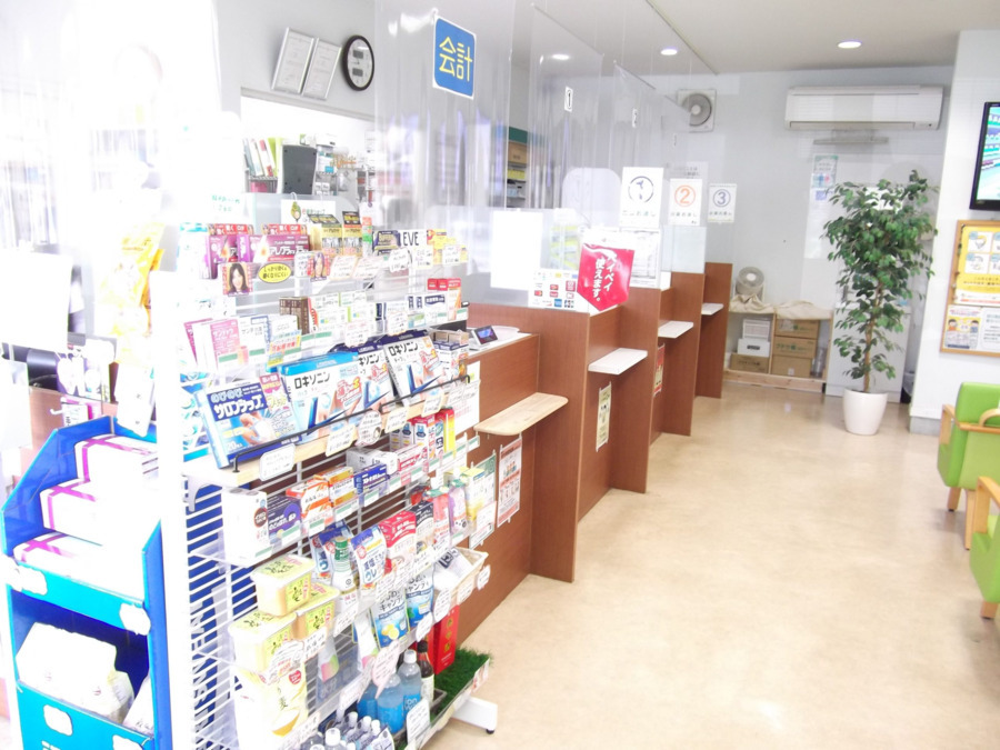 みどり調剤薬局（薬剤師の求人）の写真2枚目：みどり調剤薬局の投薬カウンター
