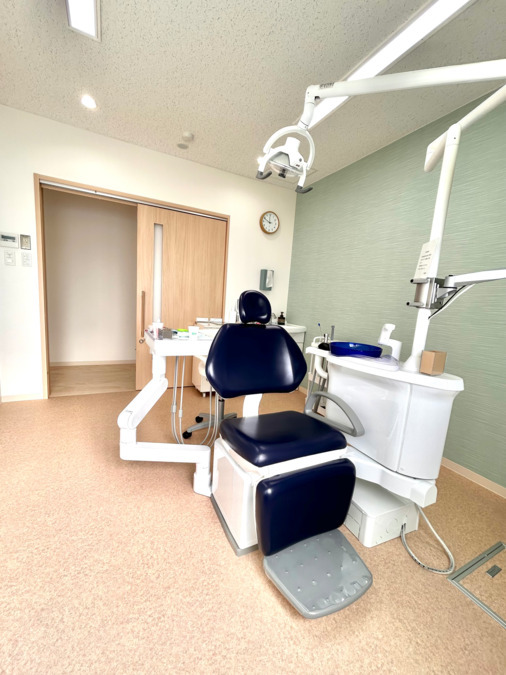 市名坂歯科医院（歯科衛生士の求人）の写真4枚目：広々とした個室