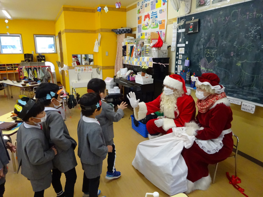 フレンド認定こども園（保育士の求人）の写真15枚目：クリスマス会では本場の（！）サンタさんとMrs.サンタも「メリークリスマス！」