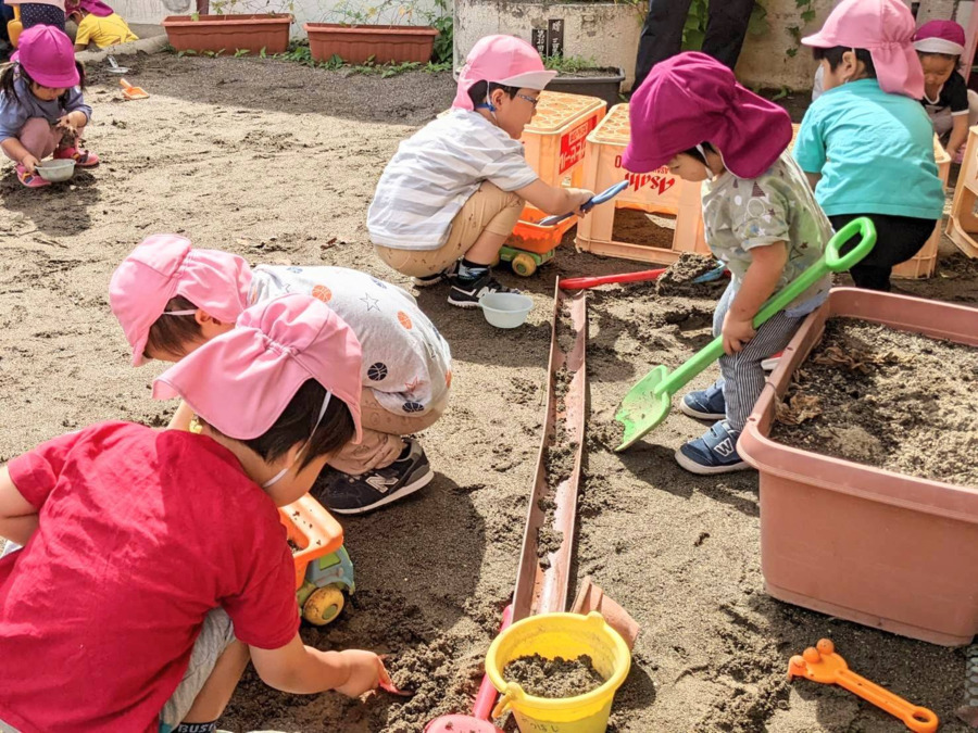 三星保育園（保育士の求人）の写真5枚目：園庭で大好きな砂と水遊び