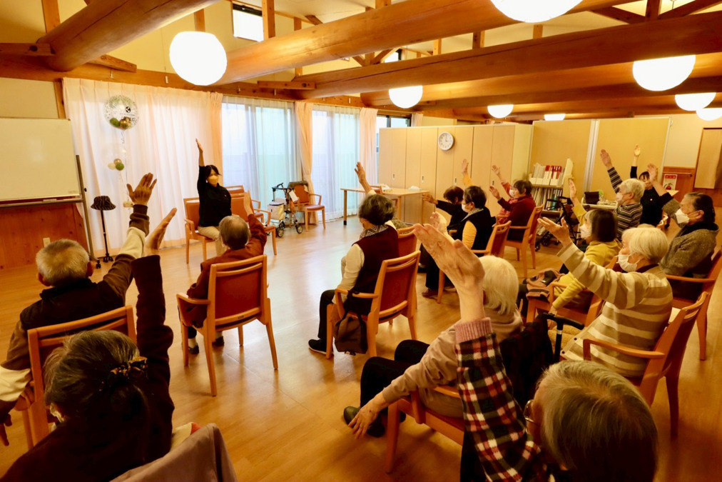 デイサービスセンター燦はね(介護職/ヘルパーの求人)の写真9枚目:木のぬくもりを感じる建物です。