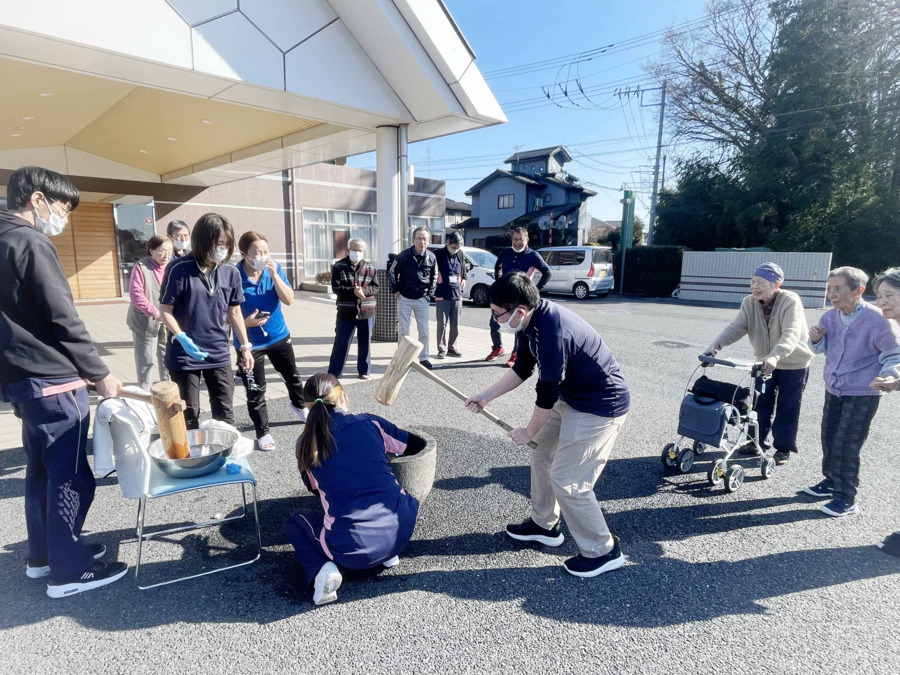 看護小規模多機能型居宅介護施設　ばうむかわのべ（看護師/准看護師の求人）の写真9枚目：入居者とお餅つき