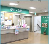 生協なでしこ歯科（歯科医師の求人）の写真2枚目：受付は正面玄関を入った目の前にあります