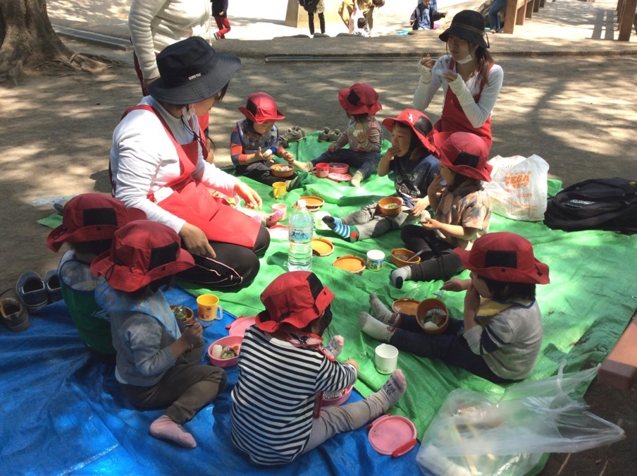 マグハウス都立大学（管理栄養士/栄養士の求人）の写真9枚目：天気の良い日に近くの公園でピクニック！お外で食べるとおいしいね。