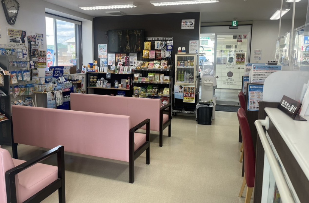 ファーマライズ薬局 入江店（薬剤師の求人）の写真4枚目：入江店　待合室&投薬カウンター