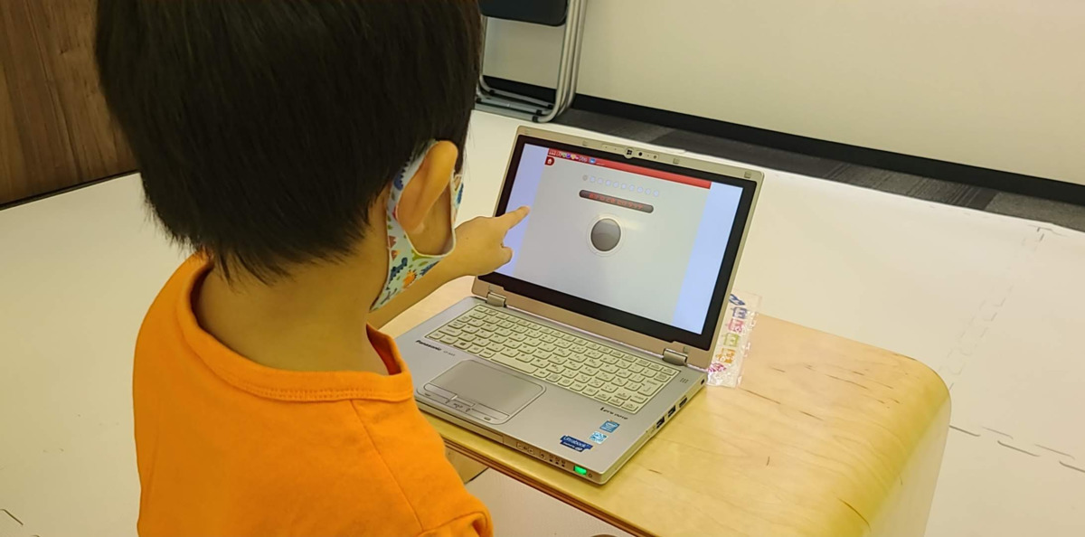 児童発達支援・放課後等デイサービス からココKIDS八潮中央教室(児童指導員/指導員の求人)の写真9枚目:脳バランサーを使って療育