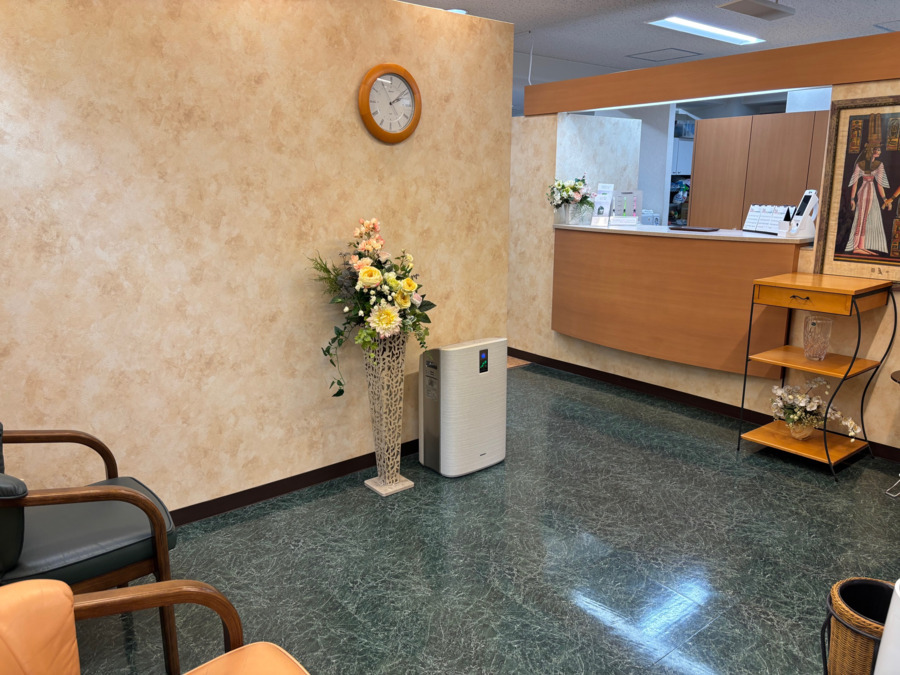 拝歯科医院（歯科衛生士の求人）の写真2枚目：待ち時間ほぼ無しの待合