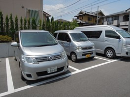 株式会社まほろばの写真2枚目：軽自動車からハイエースまでの
計6台の車輛で送迎業務をしています。