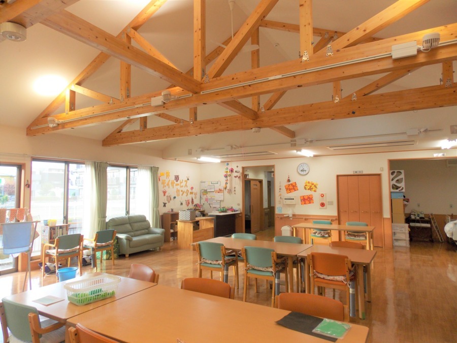 一休デイサービスセンターの写真4枚目:当施設のデイルームです。季節に合わせて飾付けを変えたりしています。