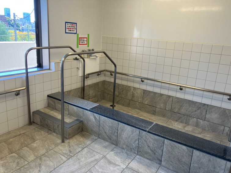 サービス付き高齢者向け住宅 悠楽里レジデンス六本木（介護職/ヘルパーの求人）の写真3枚目：浴室です。こちらも眺望がよく、気持ちよくご入浴いただけます。