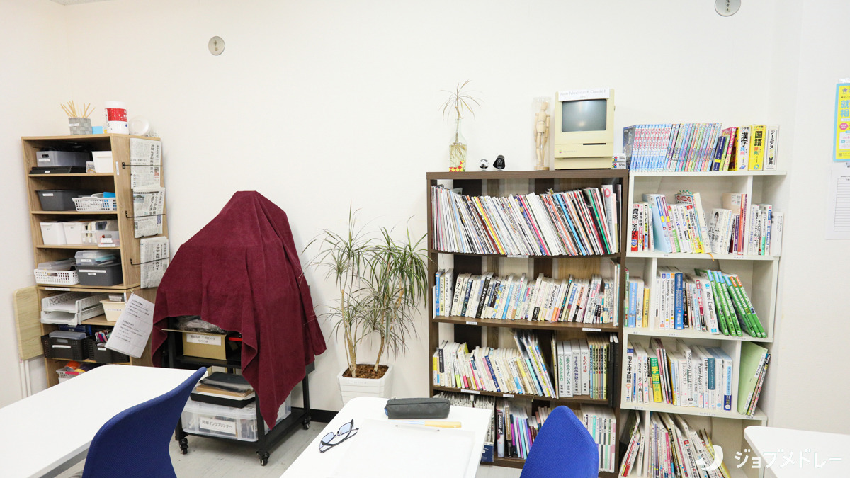就労移行支援/自立訓練事業所　ワーク＆ライフ藤崎（生活支援員の求人）の写真2枚目：就労や資格取得に関する本をご用意しています