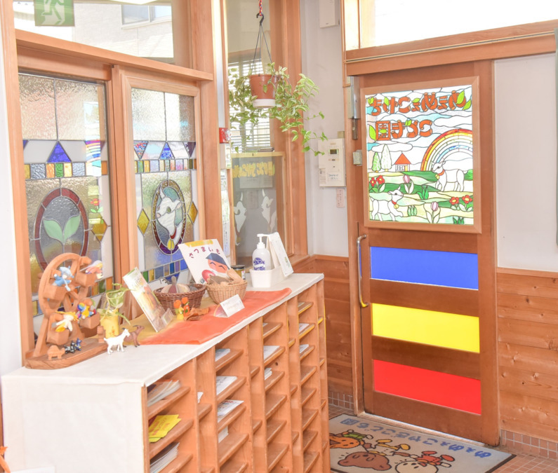 めぇめぇこやぎこども園（認可保育園）（保育士の求人）の写真2枚目：玄関