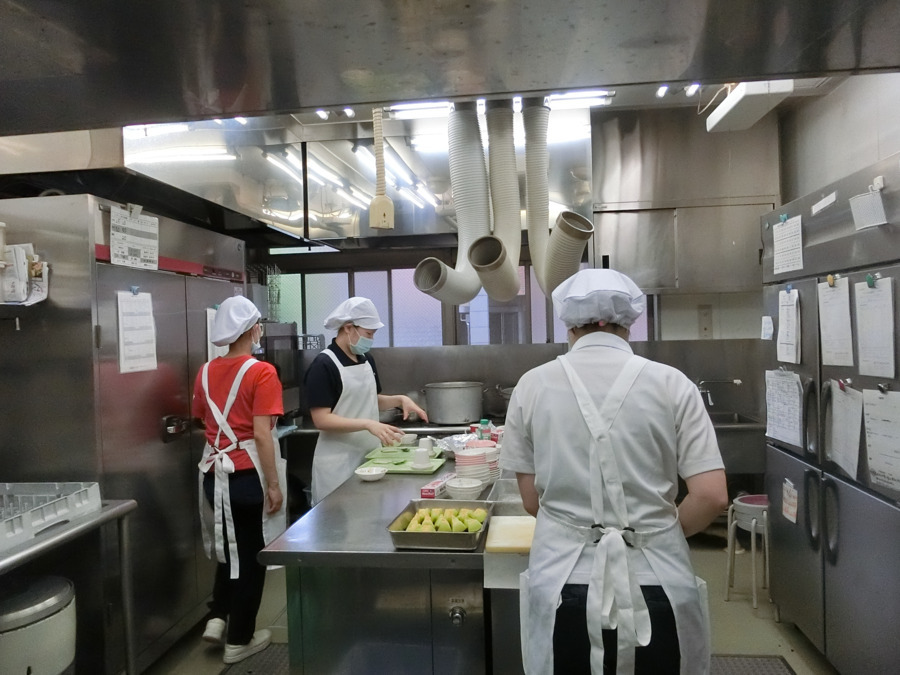 YMCAかわさき保育園の写真16枚目：園内の調理室で食事は全て作っております