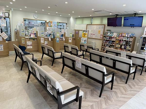 株式会社アイセイ薬局　アイセイハート薬局　元住吉駅西口店（薬剤師の求人）の写真2枚目：アイセイハート薬局　元住吉駅西口店の内観
