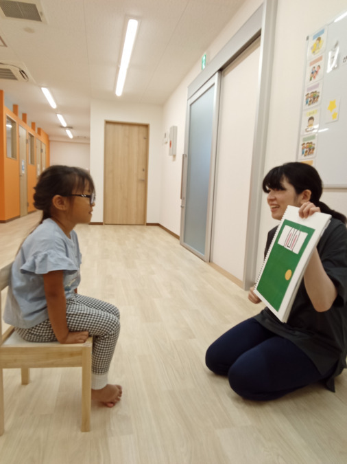 てらぴぁぽけっと平野西教室【2025年07月01日オープン】(保育士の求人)の写真4枚目:スケッチブックシアター風景