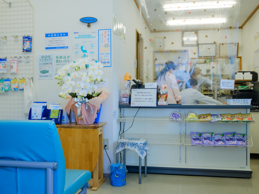相南薬局（調剤事務の求人）の写真2枚目：受付では笑顔で患者さまをお迎えします。