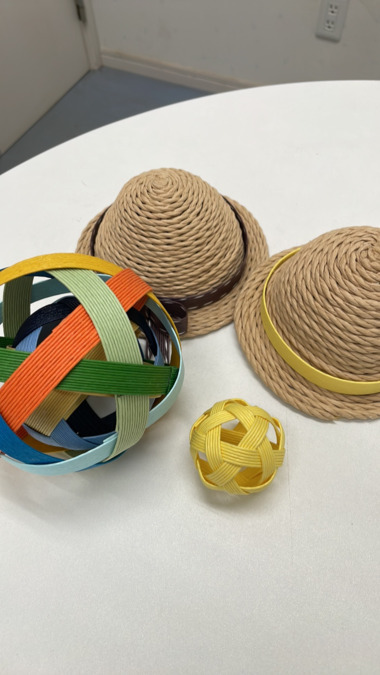シンビオーシス牛久の写真5枚目：利用者さん作業：クラフトバンド製品作り