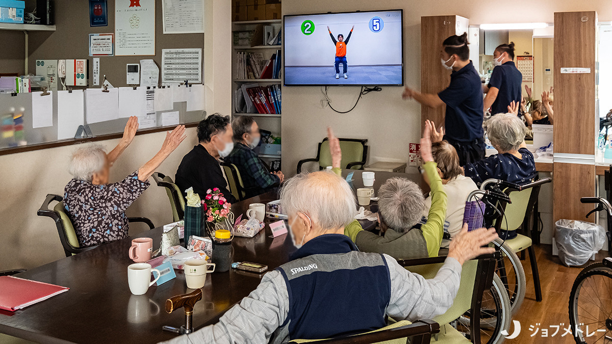 デイサービス第2しんあいの写真6枚目：テレビを見ながら身体を動かします◎