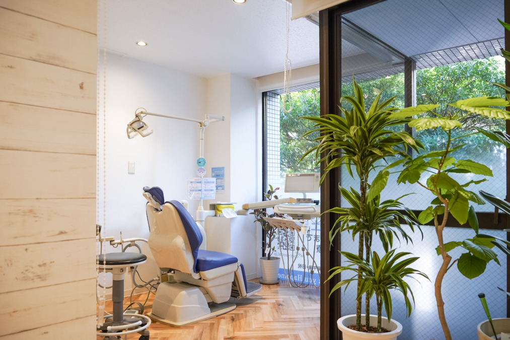 COZY DENTAL 福岡 赤坂【2025年02月25日オープン】(歯科衛生士の求人)の写真4枚目:全てのユニットは、プライバシー保護や遮音の為ロールスクリーンで仕切ることも可能