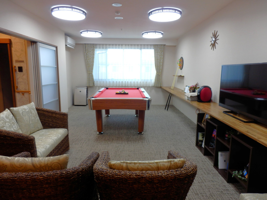 ミモザ川越やまぶき苑アンダルシアサービス付き高齢者向け住宅の写真8枚目：ラウンジです。ご利用者が談笑しながらビリヤードを楽しんだり居心地よい空間です☆
