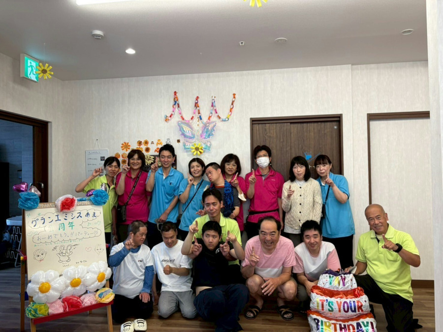 グランエミシスあま(生活支援員の求人)の写真6枚目:開所1周年をスタッフと利用者様と一緒お祝い!